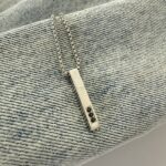 שרשרת יפה ומיוחדת, אשר תשתלב יפה עם חולצות טי . תעניק לך שיק וסטייל. תליון מלבני משובץ שלוש אבנים שחורות קטנות. השרשרת איכותית , עשויה מפלדת אל חלד (S.STEEL) ולכן עמידה למים.
